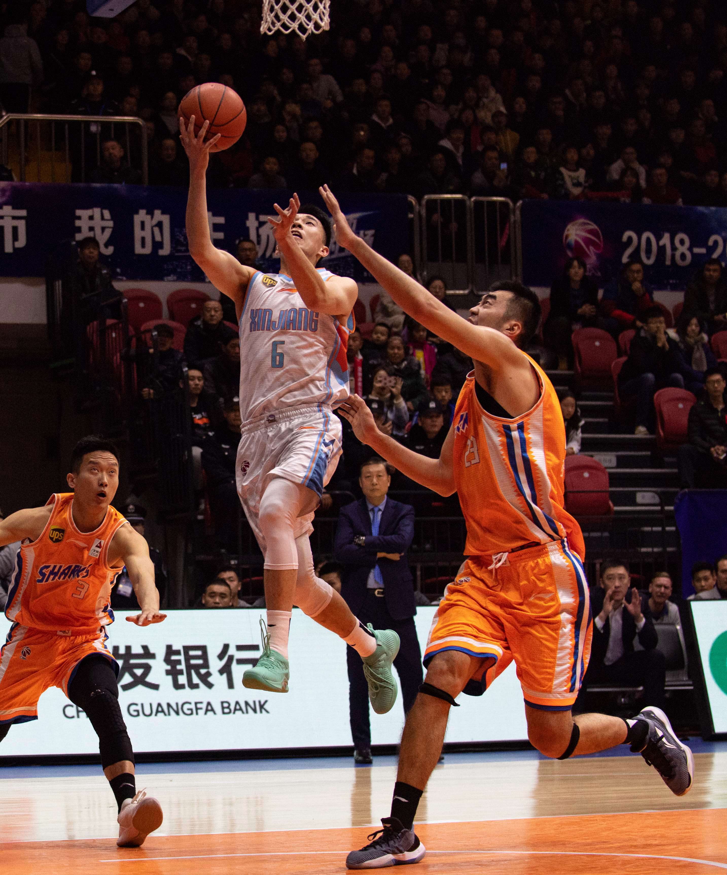 而裁判面临 而裁判面临