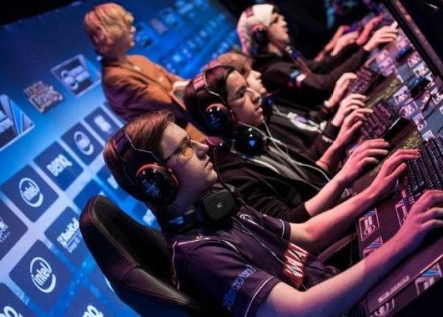 时刻挺身而 时刻挺身而